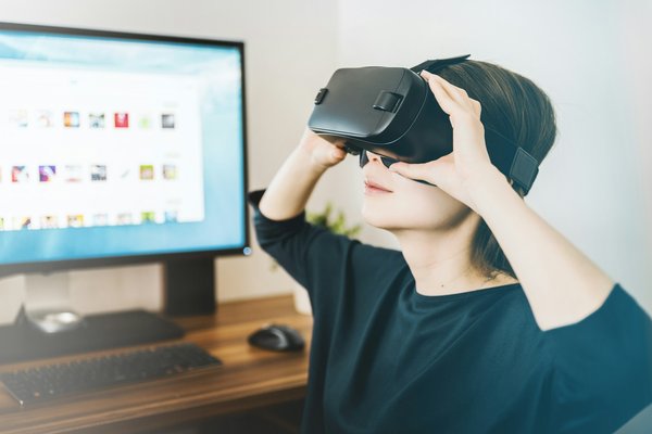 Quels sont les avantages de l'utilisation de la réalité virtuelle dans la réhabilitation des patients post-AVC?